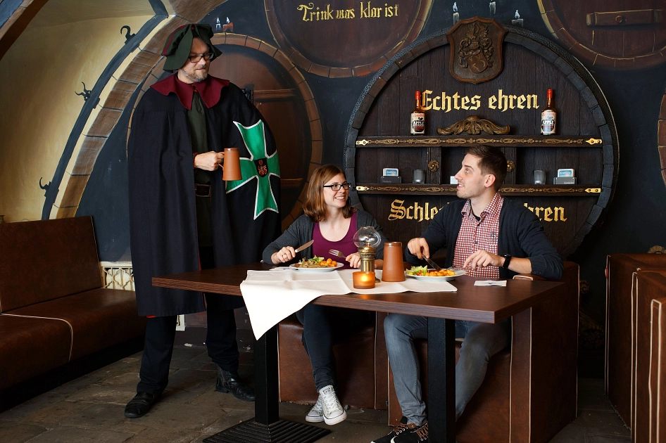 Ein Pärchen genießt ihr Essen beim Berentzen Hof in Haselünne.