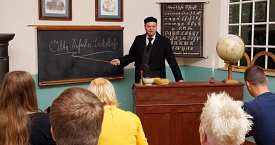 Szene aus der historischen Schulstunde