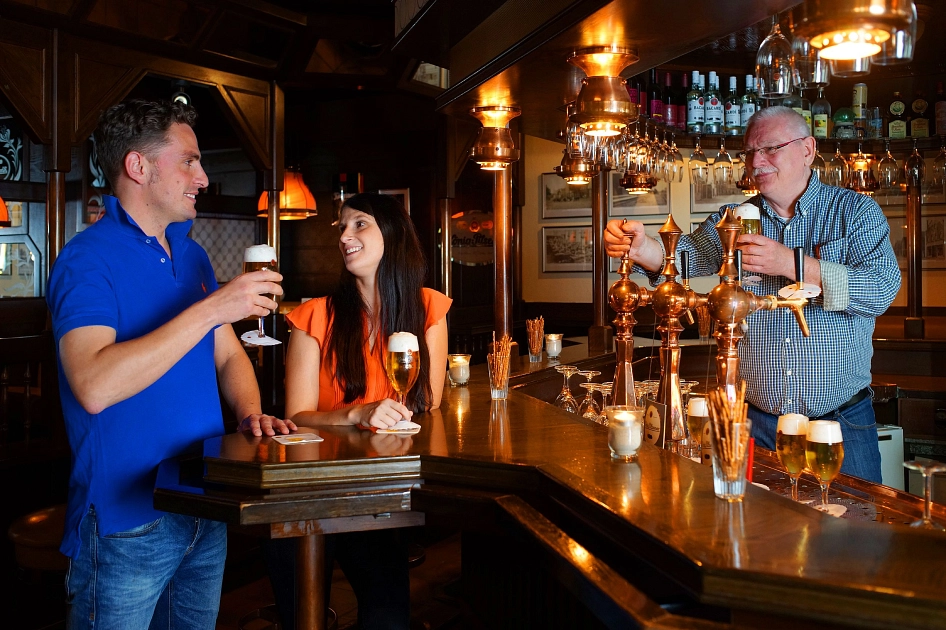 Pärchen bekommt in einer Kneipe ein Bier serviert.&nbsp;&copy;&nbsp;Andreas Herrmann
