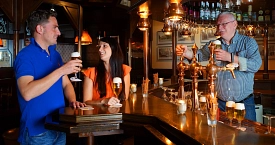 Pärchen bekommt in einer Kneipe ein Bier serviert.