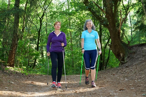 Andreas_Herrmann_Nordic_Walking Zwei Frauen beim Nordic Walking im Esterfelder Forst © Andreas Herrmann