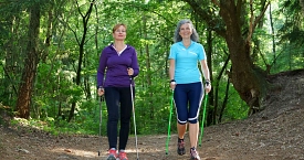 Zwei Frauen beim Nordic Walking im Esterfelder Forst