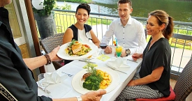 Zwei Frauen und ein Mann bekommen in einem Meppener Restaurant etwas zu Essen serviert.