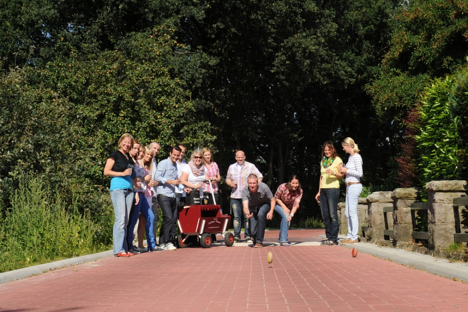 Boßelspaß_an_der_frischen_Luft Eine Personengruppe beim Boßeln. © Tourist Information Meppen (TIM) e.V.