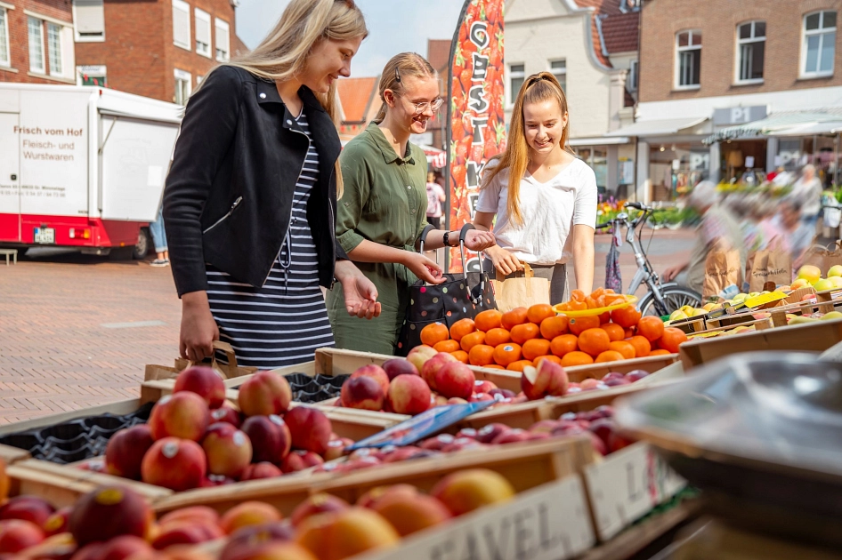 Der Wochenmarkt in der historischen Innenstadt lädt jeden Dienstag und Samstag von 8 bis 13 Uhr zu einem Einkaufsbummel ein.