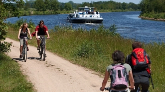 Radfahrer radeln am Kanal entlang&nbsp;&copy;&nbsp;Emsland Bilddatenbank