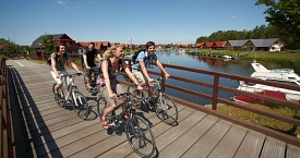 Radfahrer überqueren eine Brücke