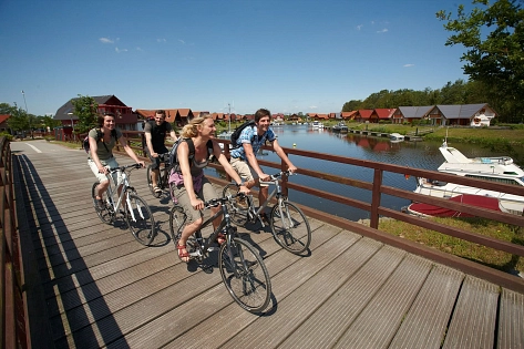 Radfahrer überqueren eine Brücke