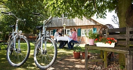 Radler_vor_einem_Gasthaus