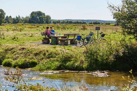 Radfahrer machen eine Pause an der Ohe im Naturpark Hümmling © Emsland Bilddatenbank