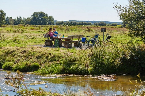 Radfahrer machen eine Pause an der Ohe im Naturpark Hümmling&nbsp;&copy;&nbsp;Emsland Bilddatenbank
