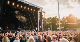 Bild der Bühne und des Zuschauerraums beim Emsland Open Air