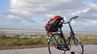 Ein Fahrrad steht auf dem Deich auf Borkum&nbsp;&copy;&nbsp;Tourist Information Meppen (TIM) e. V.