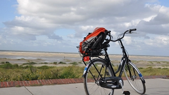 Ein Fahrrad steht auf dem Deich auf Borkum © Tourist Information Meppen (TIM) e. V.