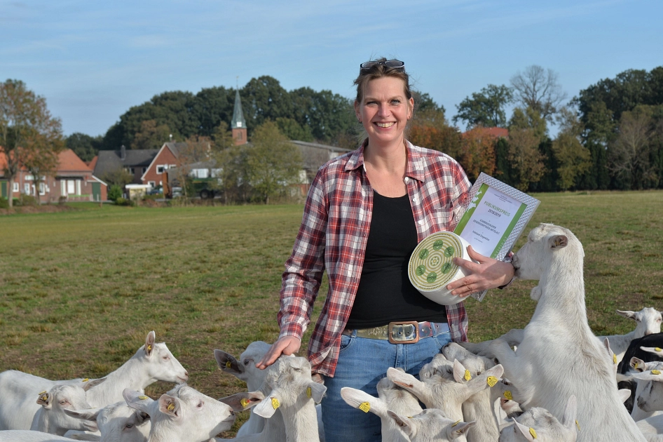 Frau Hektor von der Fehlnad Ziegenkäsemanufaktur mit ihren Ziegen. © Tourist Information Meppen (TIM) e. V.
