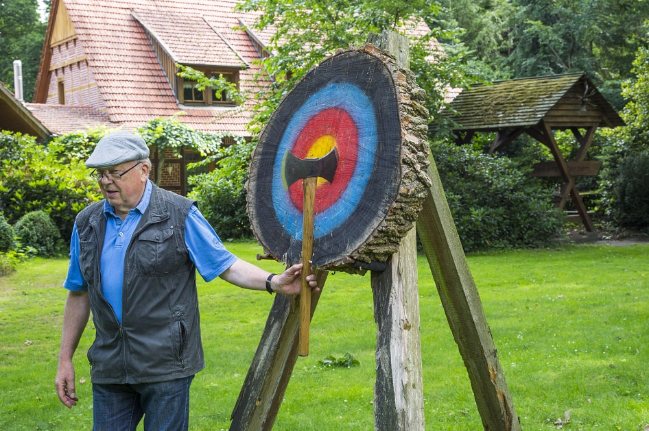 Gartenolympiade Axtwerfen