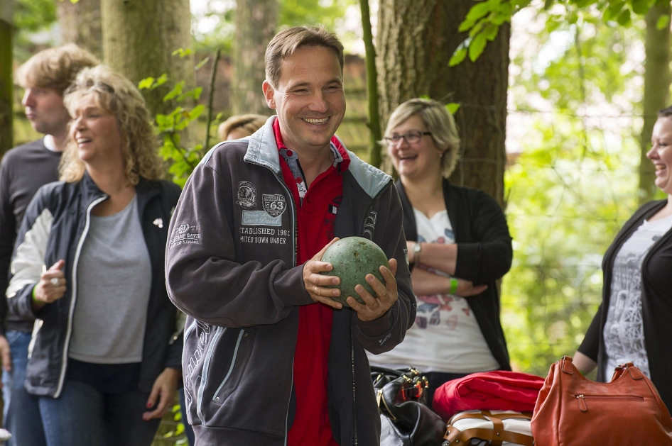 Mann mit einer Kegelkugel bei der Gartenolympiade bei Röckers.