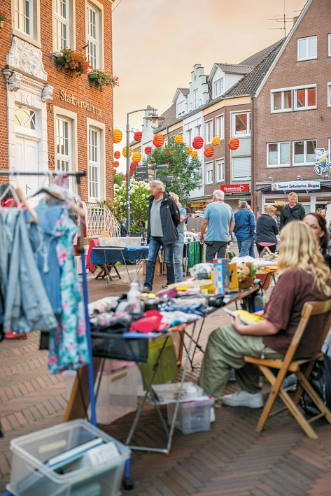 Gute Nacht Flohmarkt vor dem Stadthaus