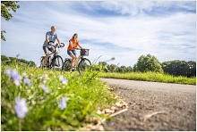 Heimatschleifen 2025 - Radler nahe Deichgraf-Thron ©Emsland Tourismus GmbH