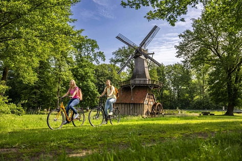 Hüvener Mühle - Radfahrer in Hüven Emsland Tourismus GmbH (002)-.jpg&nbsp;&copy;&nbsp;Emsland Tourismus GmbH