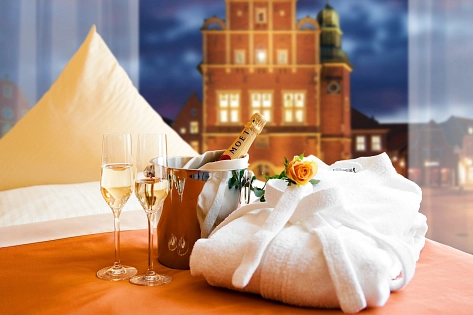 Bademantel, Sekt und Gläser vor dem Meppener Rathaus.&nbsp;&copy;&nbsp;Tourist Information Meppen (TIM) e.V.