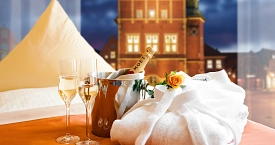 Bademantel, Sekt und Gläser vor dem Meppener Rathaus.