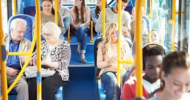 Innenansicht eines Busses mit Passagieren.