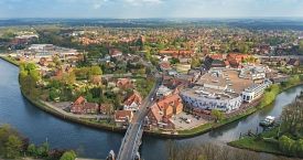 Blick auf den nordöstlichen Teil der Stadt Meppen. Besonders prägnant aus dieser Perspektive die Hubbrücke und die MEP.