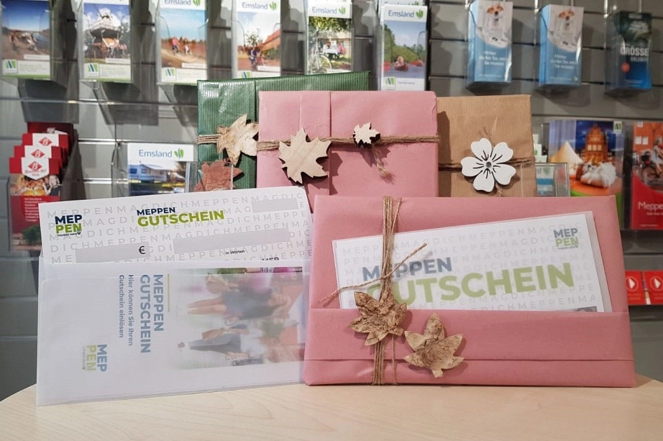 Abbindung des Meppener Einkaufsgutscheins mit der dazugehörigen Geschenkverpackung © Tourist Information Meppen (TIM) e.V.