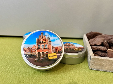 Meppen Bonbondose gefüllt mit Bonbons mit Fruchtgeschmack&nbsp;&copy;&nbsp;Tourist Information Meppen (TIM) e. V.
