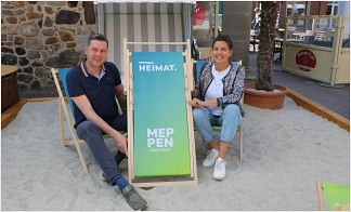 Von vielen herbeigesehnt freuen sich Frank Thole, Geschäftsführer TIM, und Eva Weusthof, Ci-tymanagement der Stadt Meppen, den Meppener Strandstuhl nun zum Kauf anbieten zu können.