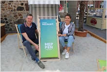 Von vielen herbeigesehnt freuen sich Frank Thole, Geschäftsführer TIM, und Eva Weusthof, Ci-tymanagement der Stadt Meppen, den Meppener Strandstuhl nun zum Kauf anbieten zu können.