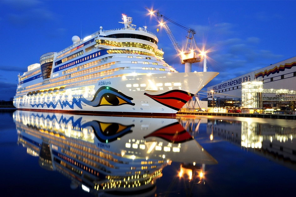 Die AIDAluna liegt in im Werkshafen der Meyer Werft Papenburg.