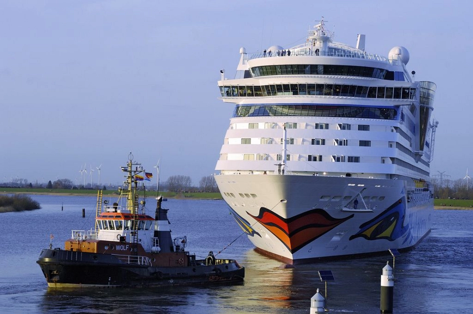 Kreuzfahrtschiff wird über die Ems zur Nordsee gebracht