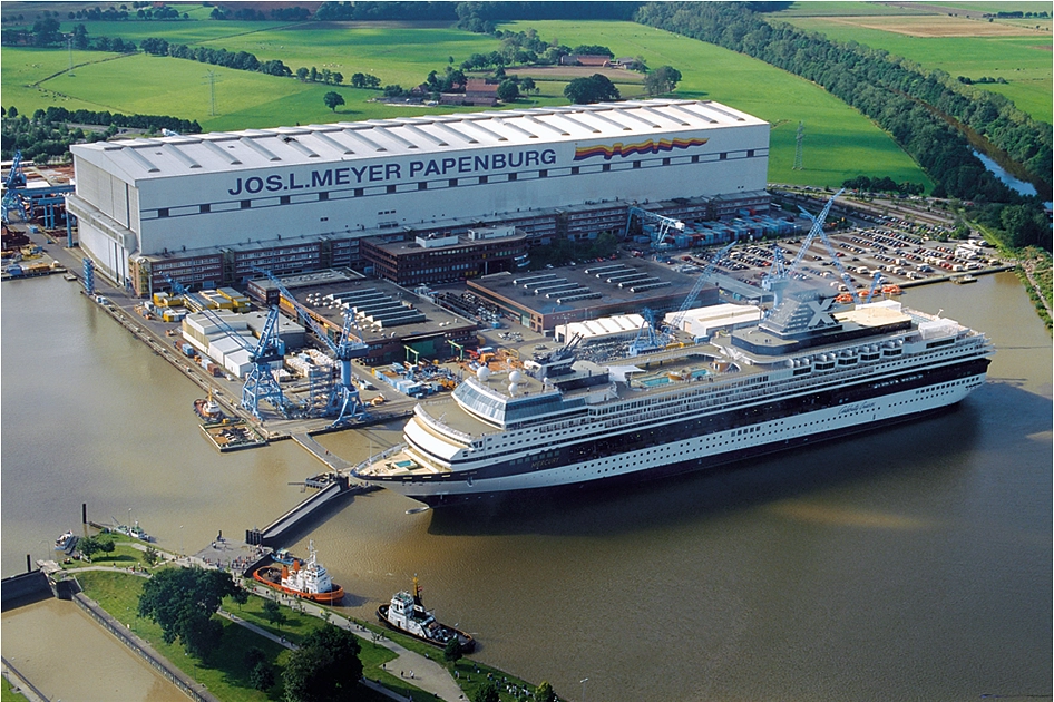 Schiffshalle mit Kreuzfahrtschiff auf dem Gelände der Meyer Werft.