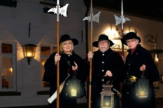 Nachtwächter_in_Meppen Drei Nachtwächter vor der Gaststätte Up'n Bült in Meppen. © Tourist Information Meppen (TIM) e.V.