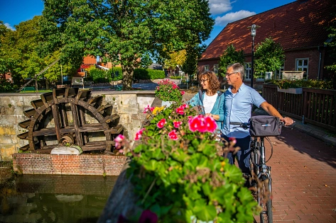 Radfahrer in Lünne am Mühlenkolk ©MedienAtelier Emsland_SG Spelle.jpg Radfahrer in Lünne am Mühlenkolk ©MedienAtelier Emsland_SG Spelle.jpg © MedienAtelier Emsland_SG Spelle