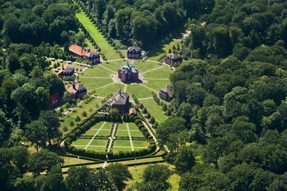 Das Emslandmuseum Schloss Clemenswerth on oben.