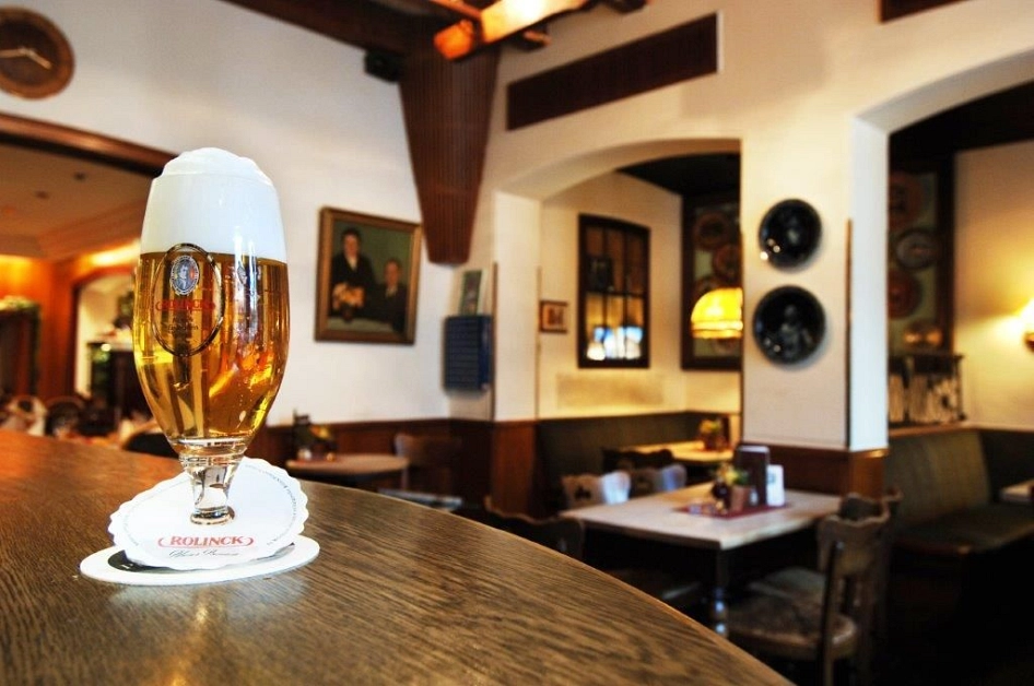 Ein Bierglas steht auf einem Tisch im Restaurant Schmidt am Markt.