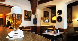 Ein Bierglas steht auf einem Tisch im Restaurant Schmidt am Markt.