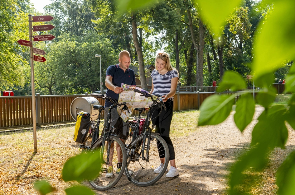 Zwei Radfahrer schauen auf eine Radwanderkarte