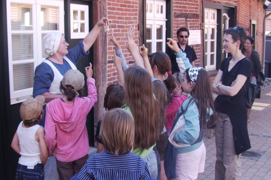 Stadtführung_mit_Waschweib_Fina Waschweib Fina bei einer Führung für Kinder und Jugendliche © Tourist Information Meppen (TIM) e.V.