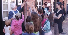 Waschweib Fina bei einer Führung für Kinder und Jugendliche
