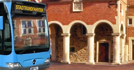 Bus vor dem historischen Rathaus