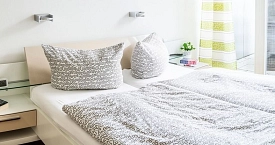 Blick in das Schlafzimmer einer Ferienwohnung