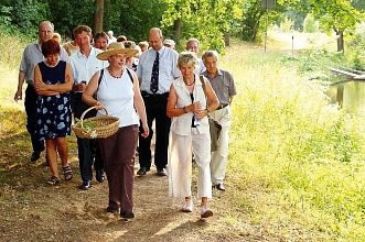 Unterwegs_mit_Kräuterfrau_Anja Eine Gruppe während des Kräuterspaziergangs mit Kräuterfrau Anja. © Tourist Information Meppen (TIM) e.V.