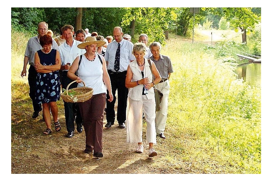 Eine Gruppe während des Kräuterspaziergangs mit Kräuterfrau Anja. © Tourist Information Meppen (TIM) e.V.
