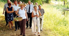 Eine Gruppe während des Kräuterspaziergangs mit Kräuterfrau Anja.